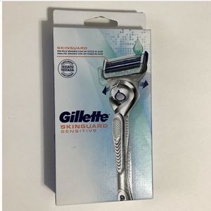 Gillette Skinguard Sensitive Razor, NWT